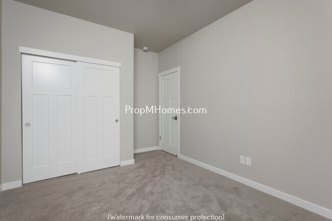 Building Photo - Beautiful Three Bedroom Row Home In Highly Desired Villebois Community!