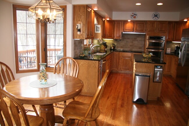 Building Photo - Gorgeous 5 bedroom home in the Broadmoor B...