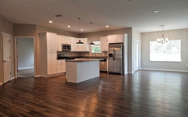 Building Photo - 160 SW Ivy Glen