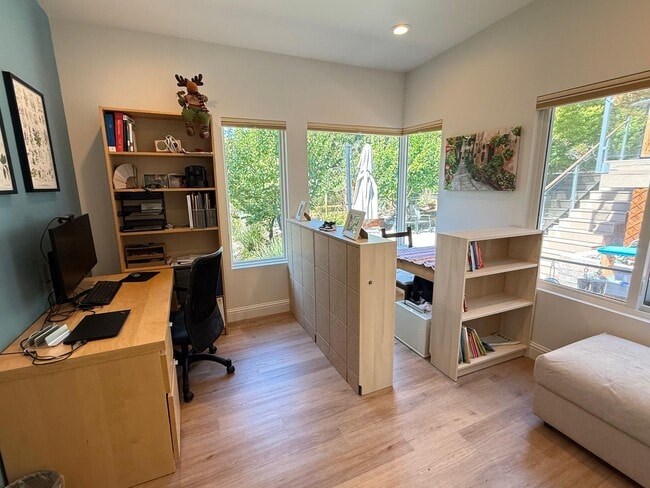 Building Photo - Spacious 5BD/2BA Home in San Carlos with S...