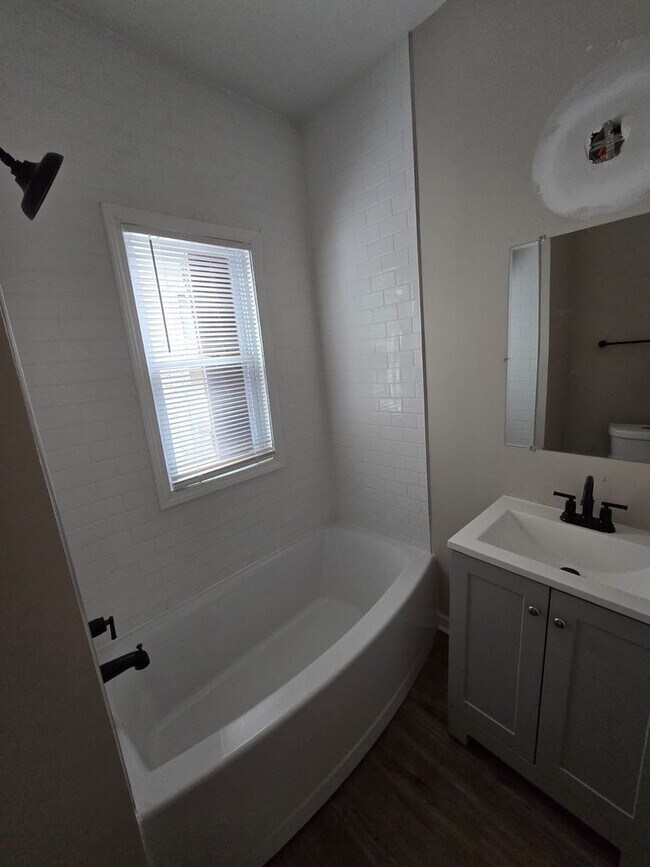 Building Photo - Fully Renovated 3-Bedroom Home – Move-In R...
