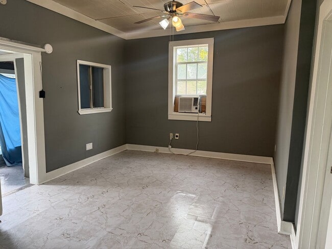 Building Photo - 1 bedroom, 1 bathroom Home Available in Broussard!