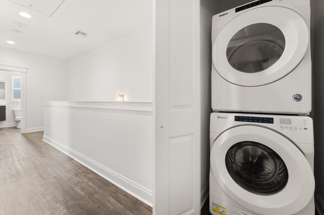 Building Photo - 515 Division St