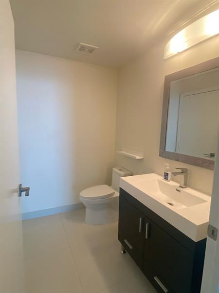 Building Photo - 1900 Bayshore Dr