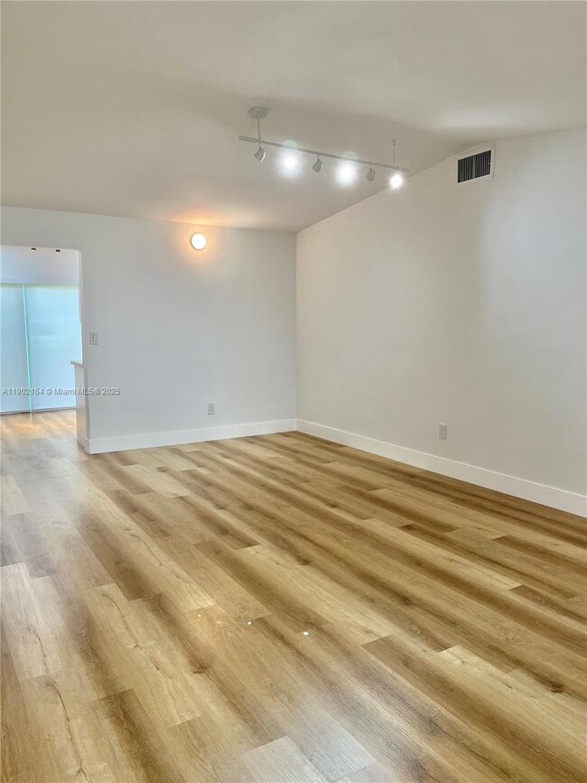 Building Photo - 10909 SW 117th Pl