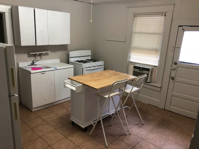 Building Photo - 1 bed, 1 bath near Cooper Young