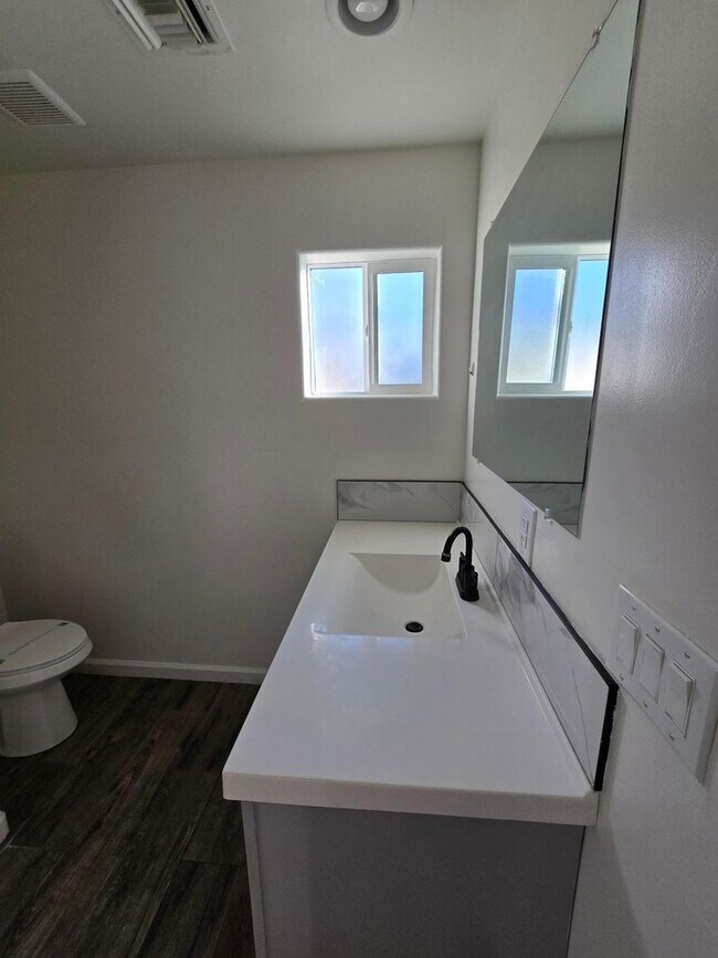 Building Photo - 332 W Illinois St