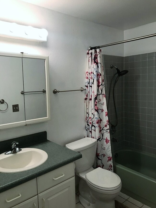 Building Photo - 1531 Northview Dr