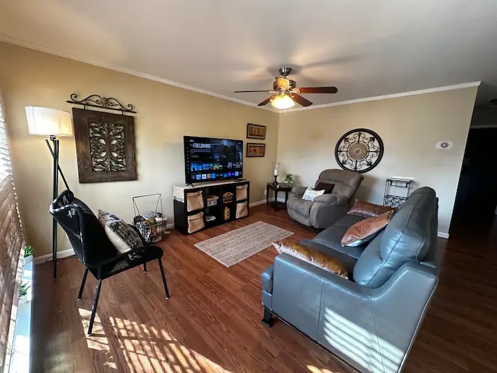 Building Photo - 8702 Village Dr