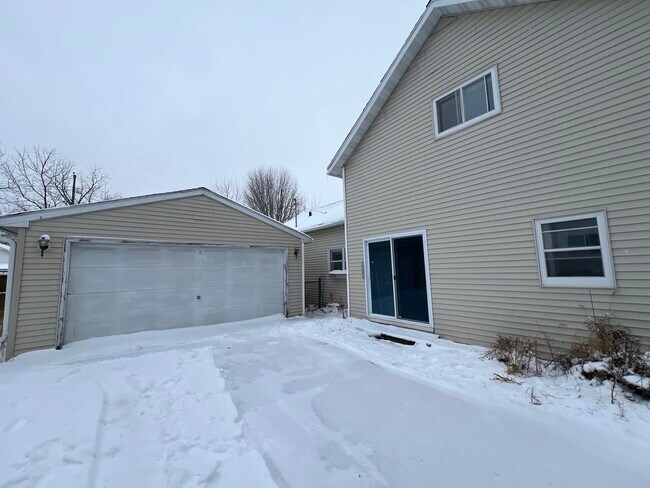 Building Photo - 1012 S 4th Ave