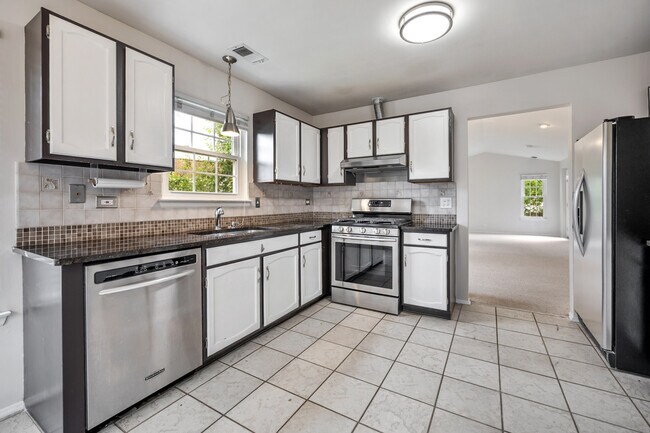 Building Photo - 164 White Branch Ct