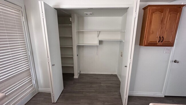 Building Photo - 2 bedroom townhome