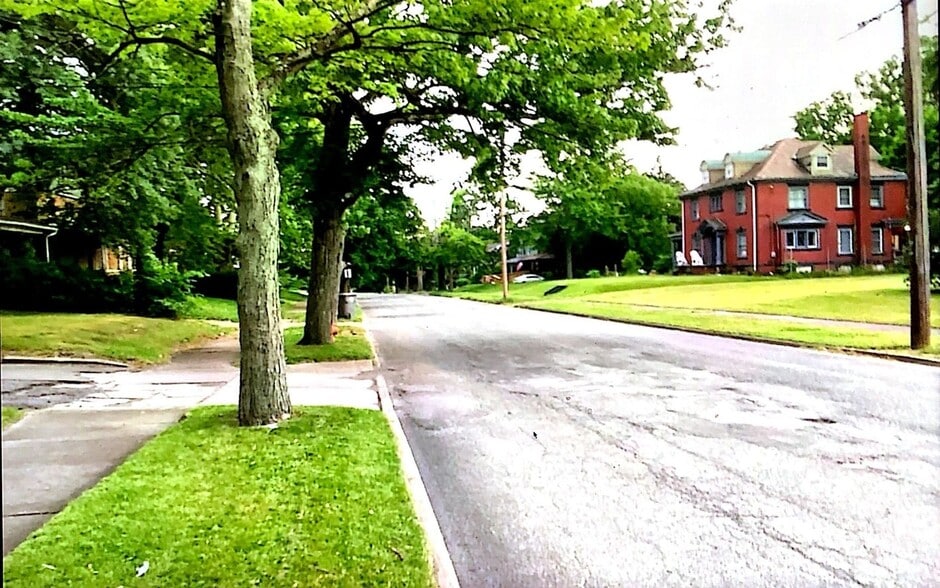 Building Photo - 280 Fairgreen Ave