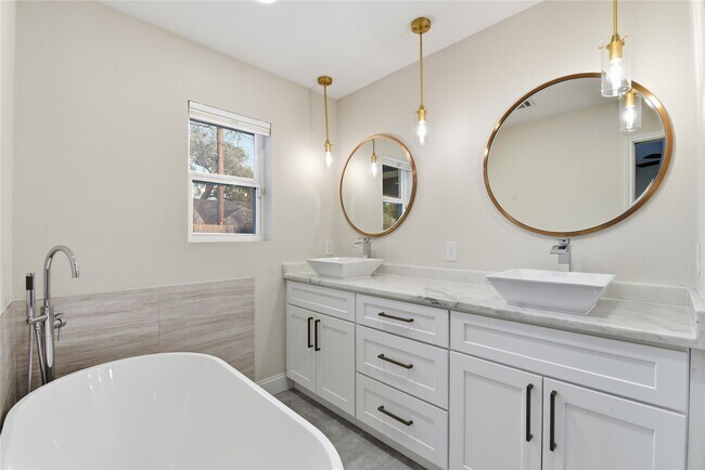 Building Photo - 2606 Parana Dr