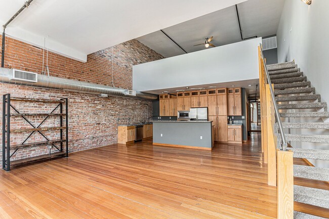 Building Photo - Downtown Loft, Historic Building, Remodeled,