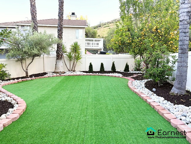 Building Photo - Charming 4-Bed/2.5-Bth Home in Prime Santa...