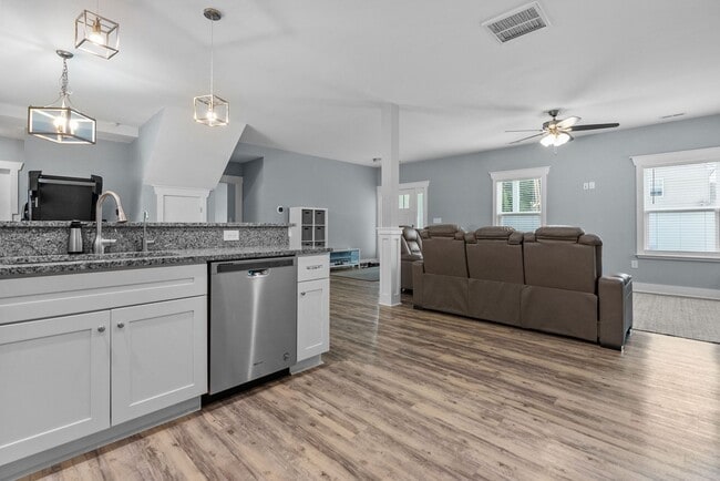 Building Photo - Charming 3-Bedroom Home in Suffolk!