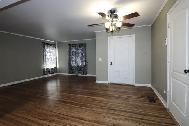 Building Photo - Cozy Bungalow in Brookside area, close to shopping for grocery, coffee shops, restaurants and muc...
