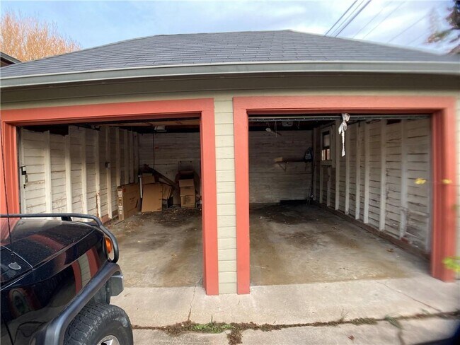 Building Photo - 1115 W 22 1/2 St