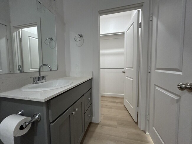 Building Photo - 5703 Kemper St