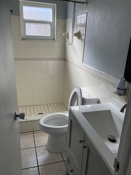 Second bathroom - 9837 Marlinton Ln