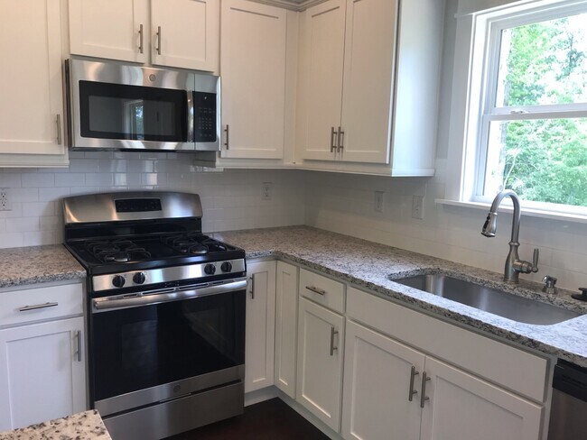 Building Photo - 3 Bedroom Home with Fenced in Backyard!