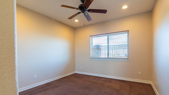 Building Photo - Huge Bay Front 3 Bed 2.5 Bath