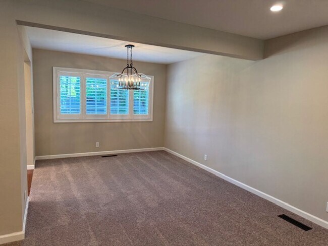 Building Photo - Gorgeous 2 story 5 bedroom home w/pool in ...