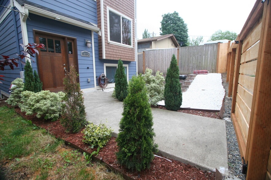 Stand Alone Townhome - 10734 Whitman Ave N