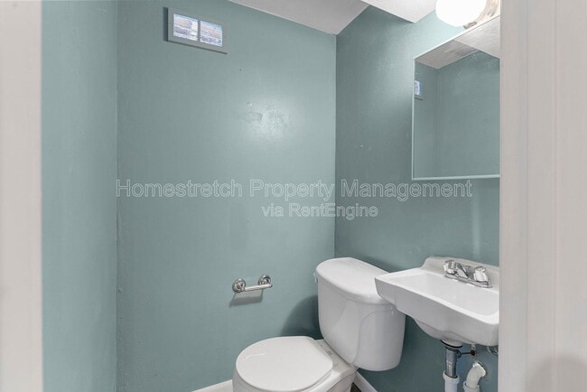 Building Photo - 560 Falcon Dr