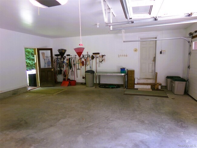 Building Photo - 449 White Schoolhouse Rd