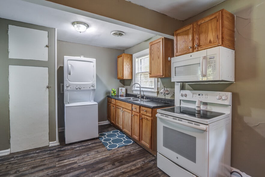 Kitchen - 2021 Rose Ln