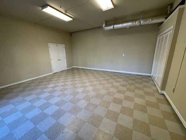 Building Photo - Extremely Spacious 5BD/3BTH Home For Lease...