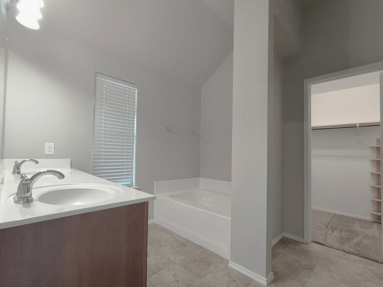 Building Photo - 824 Lake Grove Dr