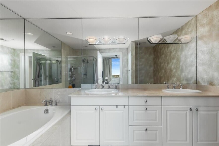 Building Photo - 700 Park Regency Pl NE