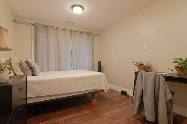 Building Photo - Room for Rent in 5 Bedroom House