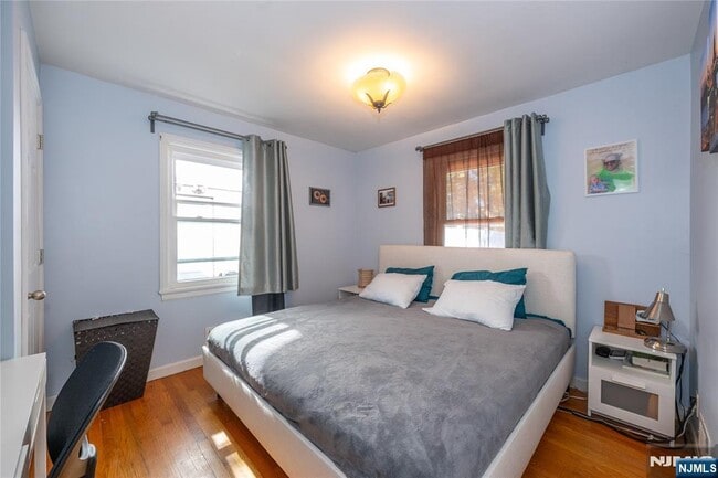 Building Photo - 16-15 Well Dr