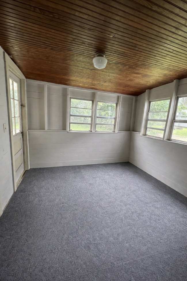 Building Photo - 3 Bedroom, 1 Bathroom Home with Off Street Parking & Central Air