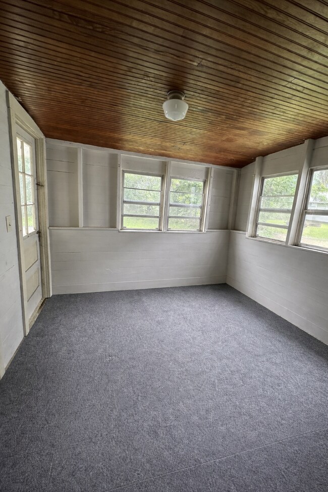 Building Photo - Awesome 3 bedroom 1 bath - available for June 1st close to UWEC!