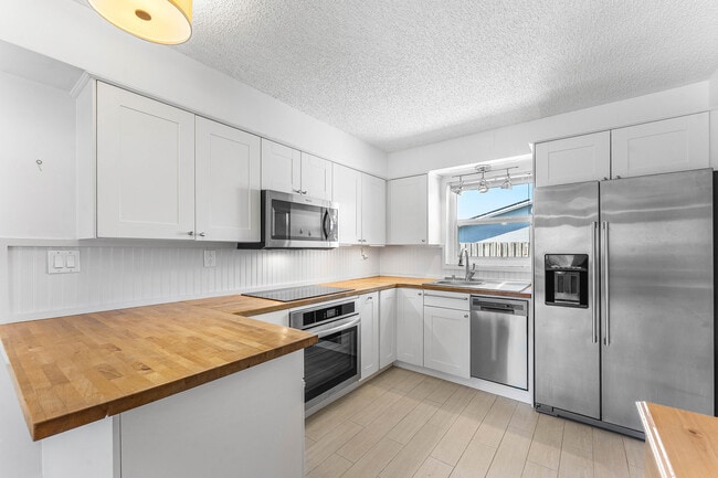 Primary Photo - 7643 Overlook Rd