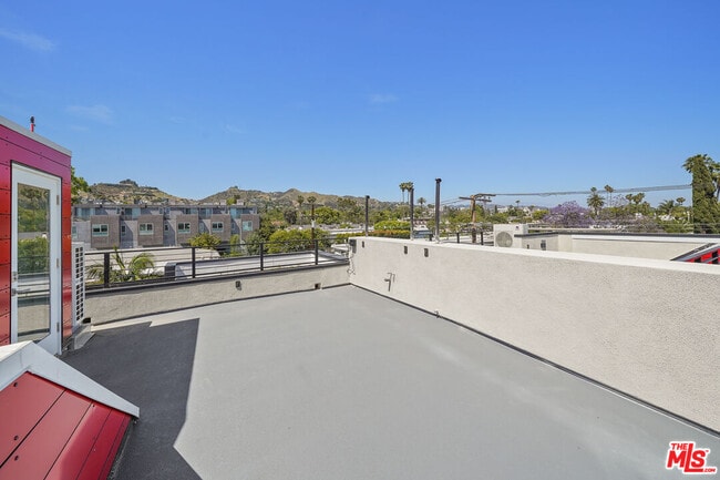 Building Photo - 1202 N Orange Grove Ave