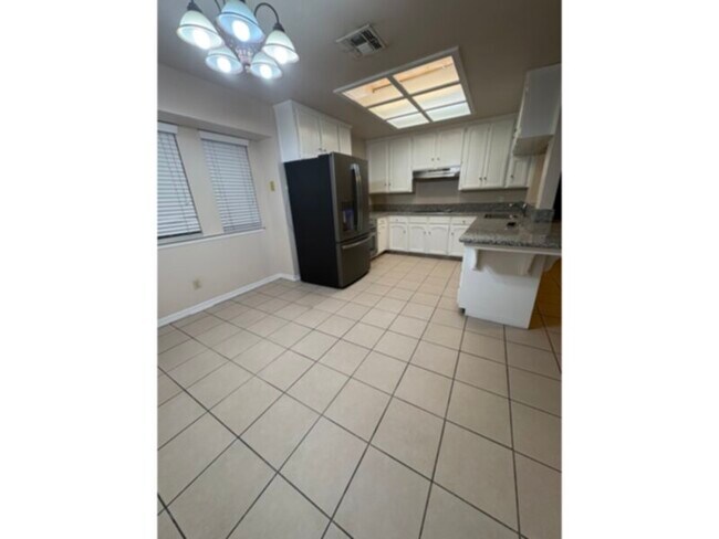 Building Photo - Open concept, big yard, Central schools