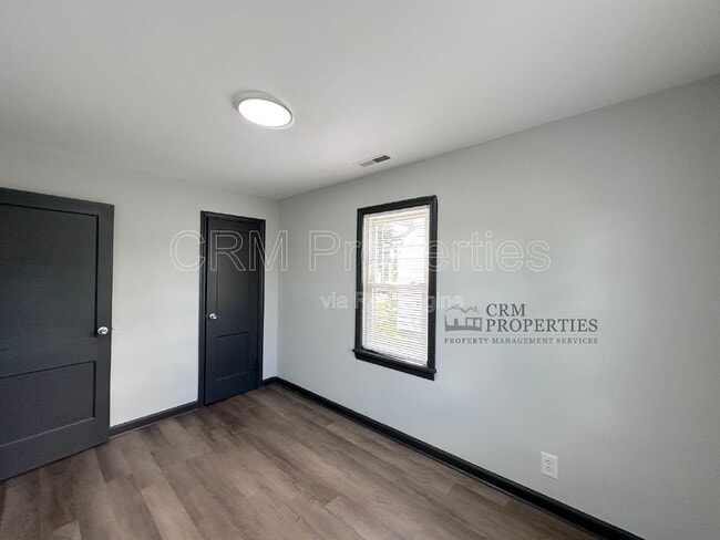 Building Photo - 1034 E Elm St