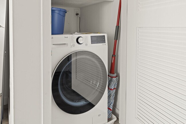 Building Photo - 501 N Perth St