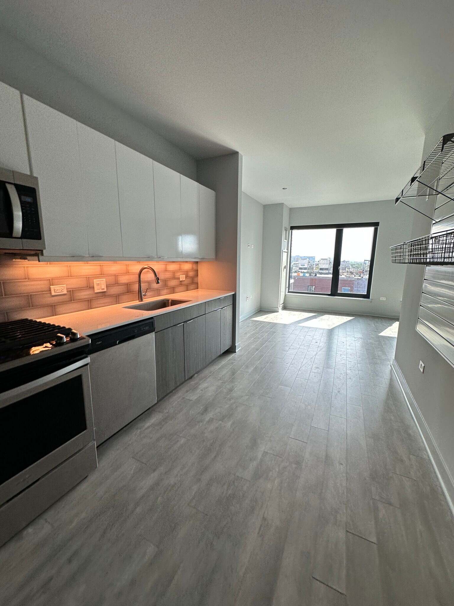 Building Photo - 1027 W Addison St