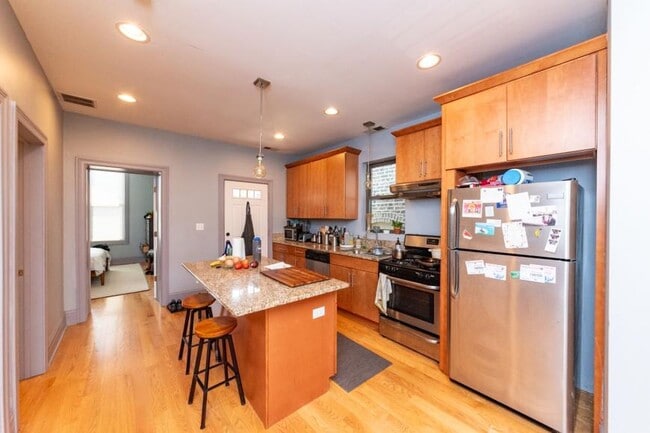 Building Photo - 3 bedroom in Chicago IL 60622