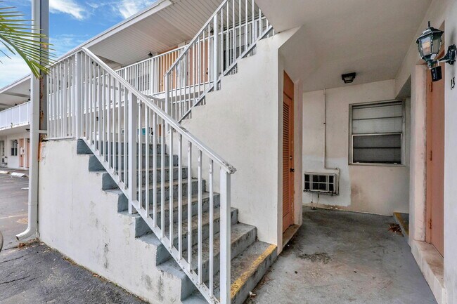 Building Photo - 810 Lake Shore Dr