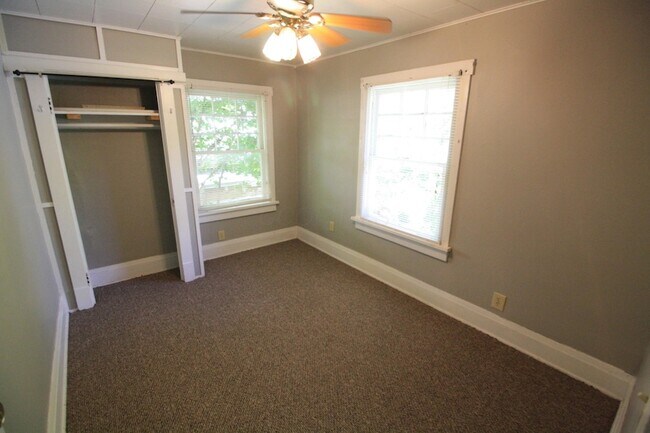Building Photo - 242 E Northwood Ave