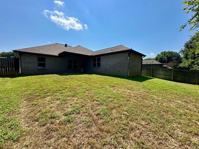 Building Photo - Available Now! 3 Bed 2 Bath in Flint!
