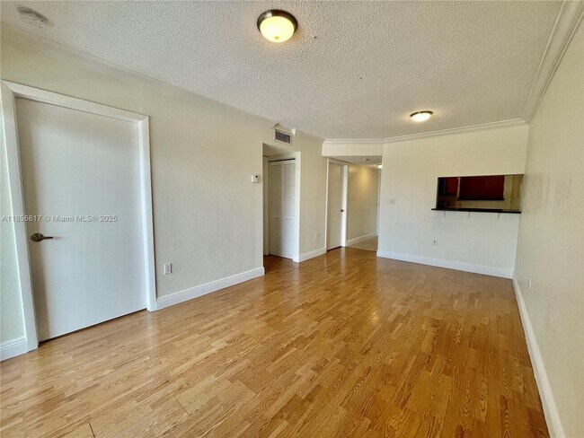 Building Photo - 2441 SW 31st Ave